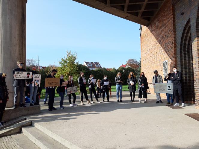 Protest pod kościołem św. Antoniego w Lesznie