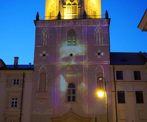 Wyjątkowa iluminacja na Wieży Trynitarskiej w Lublinie! Musicie to zobaczyć! [GALERIA]