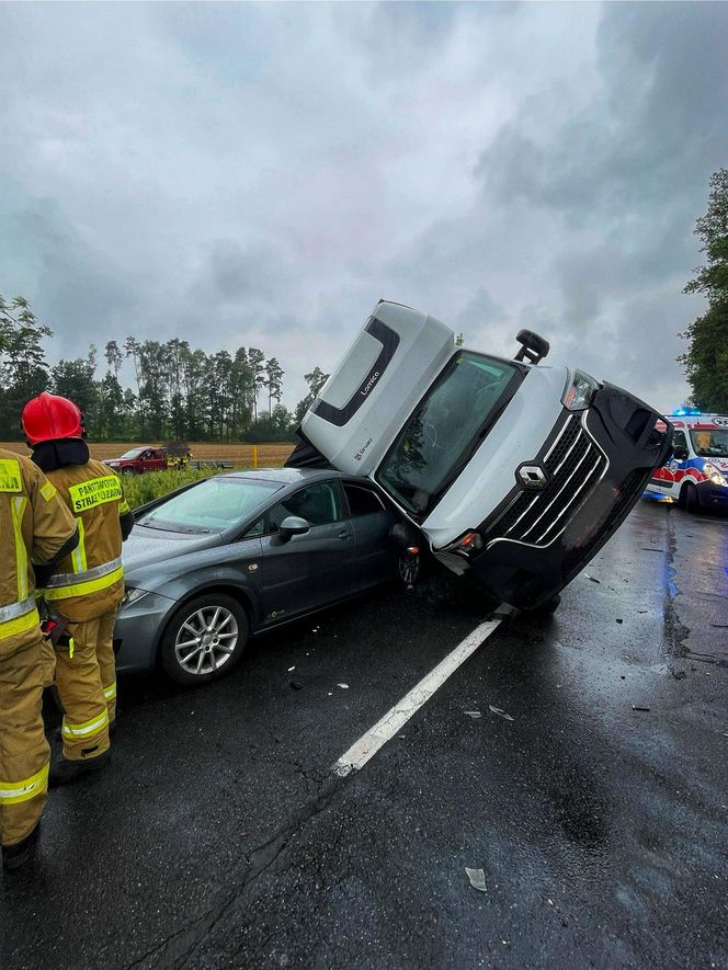 Karambol na DK 24 pod Międzyrzeczem. Zderzenie dwóch osobówek i dwóch ciężarówek