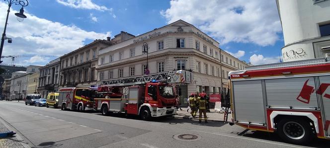 Malutkie dziecko chodziło po parapecie na drugim piętrze kamienicy. Wstrząsające sceny w Warszawie