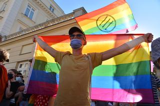Kraków: Brutalny napad pod klubem dla gejów. Sprawcy wpadli jak śliwki w kompot