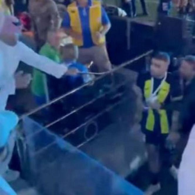 Piłkarz zaatakowany biczem przez kibica. Dantejskie sceny na stadionie. Nagranie mrozi krew [WIDEO]