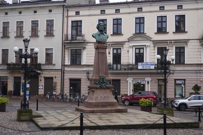 To unikatowy pomnik Mickiewicza w Polsce. Przetrwał okupację, bo Niemcy myśleli, że to Goethe