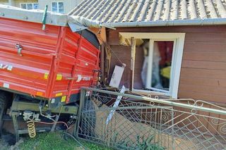 Przyczepa ze zbożem uderzyła w dom