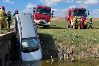 Samochód przebił bariery mostu i wpadł do wody