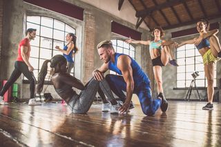 Crossfit - krótki i intensywny plan treningowy. Na czym polega crossfit?