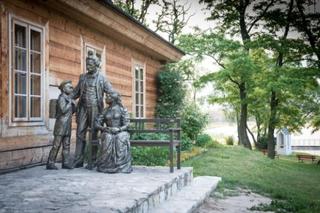 Szklany Dom w Ciekotach to niezwykłe miejsce w Górach Świętokrzyskich