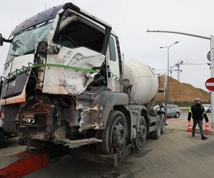 Autobus miejski zderzył się z betoniarką w Warszawie