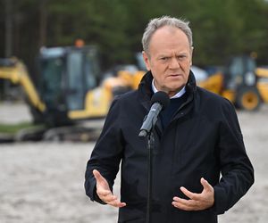 iebrowo, 15.10.2025. Premier RP Donald Tusk podczas wizyty na miejscu planowanej budowy pierwszej polskiej elektrowni jądrowej Lubiatowo – Kopalino w Biebrowie (woj. pomorskie)