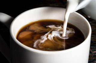 Zamiast zwykłego, wlej to mleko do kawy. Waga zacznie spadać, z serce będzie mocniejsze