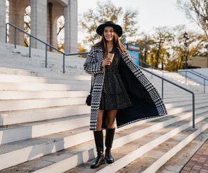 Najmodniejsze stylizacje z długimi kozakami w roli głównej