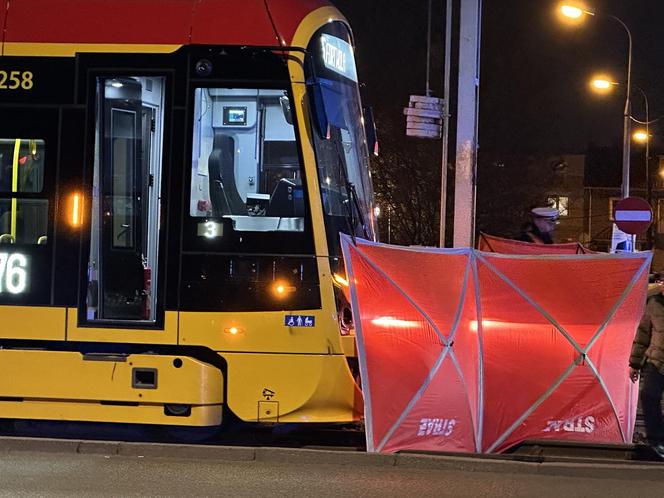 Wszedł na torowisko na czerwonym świecie. Przejechał go tramwaj. Zginął na miejscu