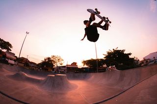 Mamy propozycję dla początkujących skaterów. Będą zajęcia z nauki jazdy na deskorolce!