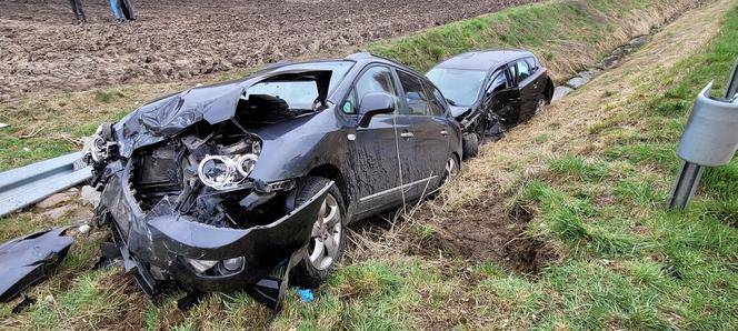 Totalna demolka pod Siedlcami. Osobówki staranowały bariery. Cztery osoby w szpitalu