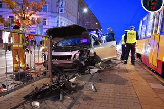 Koszmarne zderzenie audi, volvo i tramwaju. Totalna demolka na przystanku