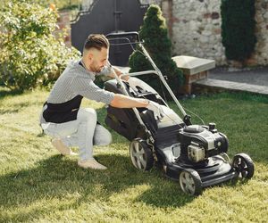 Spalinowa, elektryczna czy akumulatorowa? Jaką kosiarkę wybrać? Zalety, wady, ceny