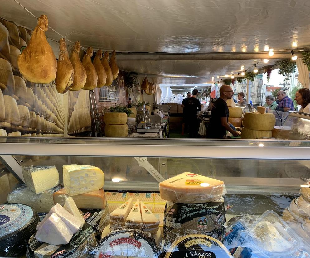 Włoskie targowisko przy Starym Rynku przyciąga bydgoszczan. Znamy ceny serów, wędlin i oliwy!