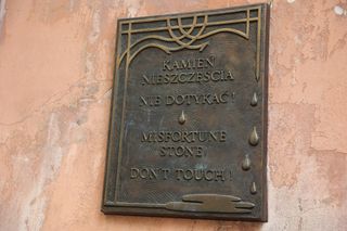 Tablica ostrzegająca przed kamieniem nieszczęścia w Lublinie