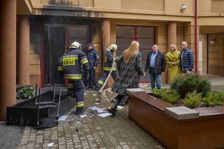 Na Wspólnej, odc 4076. Monika (Sylwia Gliwa), Damian Cieślik (Waldemar Błaszczyk), Włodek (Mieczysław Hryniewicz), Żaneta (Anna Guzik)