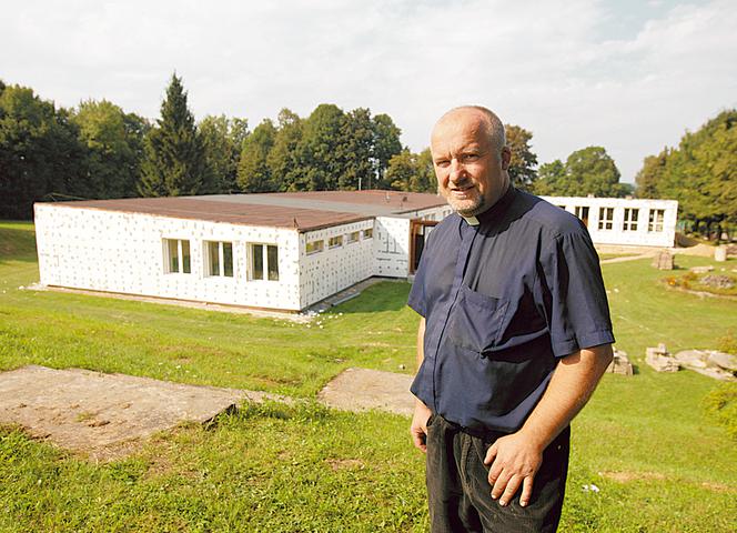 Ksiądz sprzedał majątek by ratować szkołę