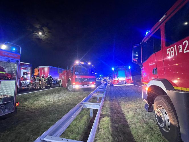 Śmiertelny wypadek na A1 pod Zgierzem. Zderzyły się trzy pojazdy, w tym dwa tiry [ZDJĘCIA].