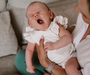 Olga Kalicka ruszyła z promocją… własnego dziecka! Córeczka ma zaledwie miesiąc, a już występuje w reklamie