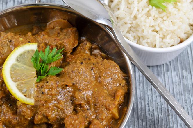Gulasz jagnięcy z curry: przepis z indyjską nutą