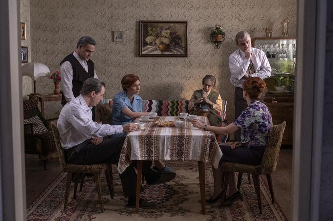 Stulecie Winnych 3 odc. 37. Michał (Stefan Pawłowski), Ania (Urszula Grabowska), Andzia (Barbara Wypych), Mania (Magdalena Walach), Ryszard (Piotr Rogucki), Stanisław (Jan Wieczorkowski)