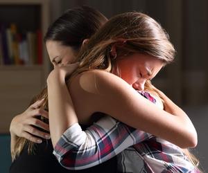 W kilka miesięcy choroba zabrała im matkę i ojca. Starsza siostra podjęła trudną decyzję 