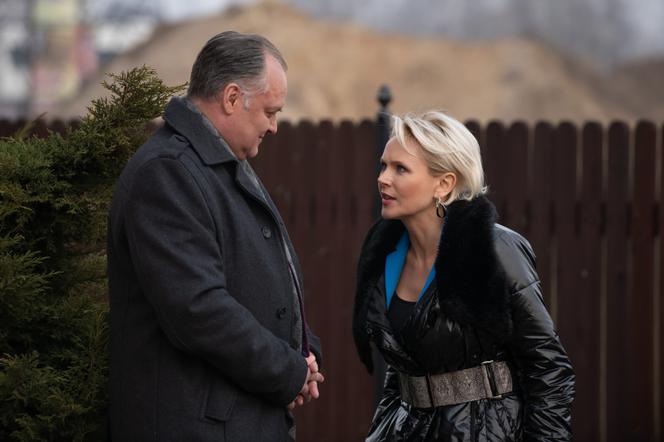 Na Wspólnej odc. 2879. Ilona Zdybicka (Anna Samusionek), Wszoła (Marek Kasprzyk)