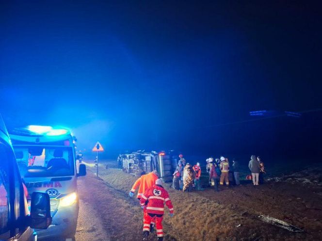 Wlonice. Wypadek busa. Pojazd wylądował na boku. Podróżowało nim 19 osób