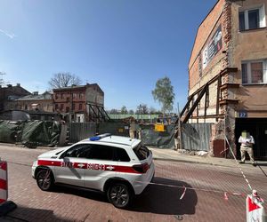 Katastrofa budowlana w Wołominie. Runęła część kamienicy. Koparka pod gruzami!