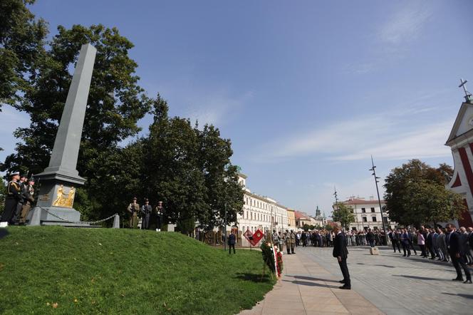 Wizyta prezydenta Polski i Litwy w Lublinie.  Andrzej Duda i Gitanas Nauseda złożyli wieńce przed pomnikiem Unii Lubelskiej. ZDJĘCIA