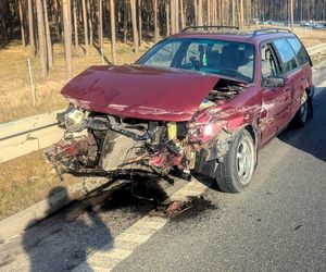 Nastolatek uciekał kradzionym autem przed policjantami. Auto przekoziołkowało kilka razy 