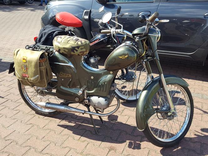 Fani starych polskich motorowerów z Bzyk Raider ze Swarzędza zrobili sobie postój w Lesznie