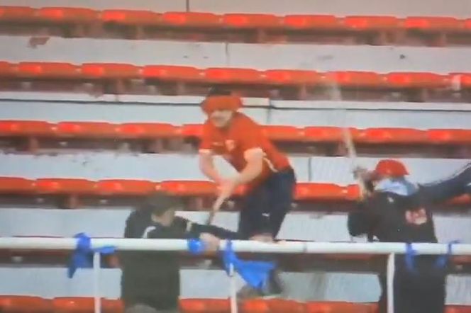 Wielkie zamieszki na meczu. Hitowe starcie przerwane. Bili się wielkimi kijami na trybunach
