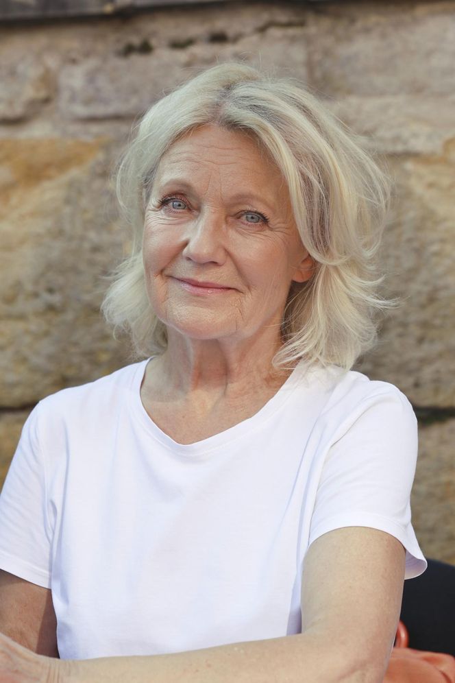 Cała na biało Maria Pakulnis szaleje z sierpem w Lubomierzu. Renata Dancewicz tym razem na spokojnie