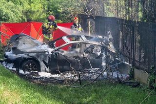Drogowcy montują progi zwalniające na ul. Vogla. Rok temu rozpędzone BMW z trzema mężczyznami wbiło się tu w drzewo i spłonęło