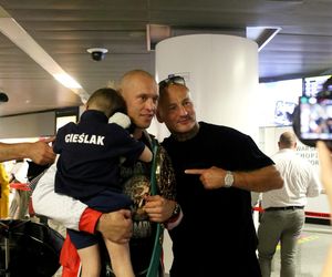 Powitanie Michała Cieślaka na lotnisku