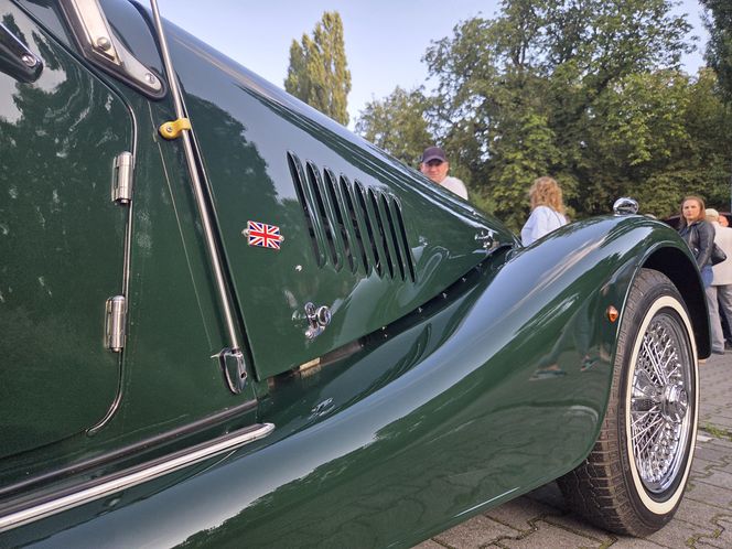 Motoryzacyjne legendy pod Torbydem. "Bydgoskie Klasyki Nocą" znów przyciągnęły tłumy