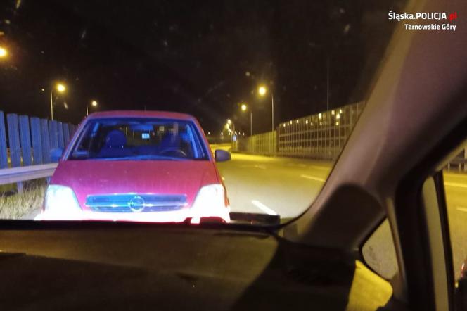 W głowie się nie mieści! Zaparkował auto na autostradzie i poszedł spać! 