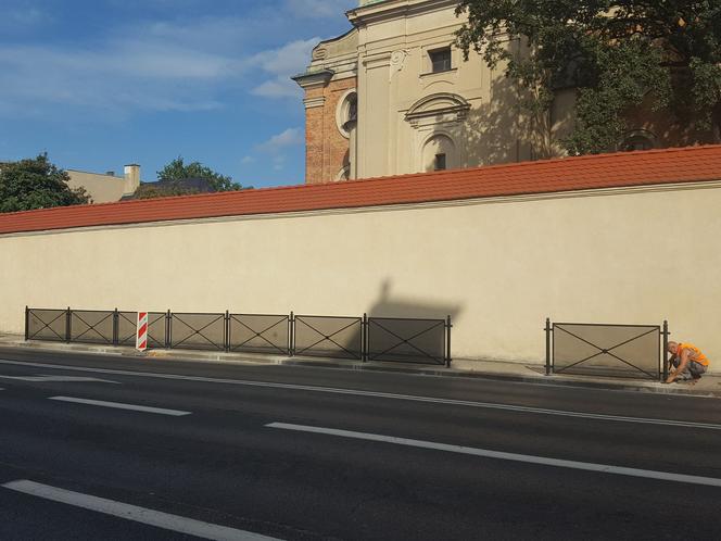 ​Na chodniku na Al. Kraińskiego pojawiły się błotochrony
