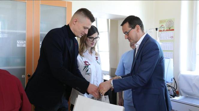 Premier Morawiecki u sześcioraczków z Krakowa