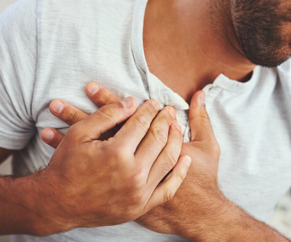 mężczyzna cierpiący  na ostry zespół wieńcowy