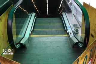 Plaga zepsutych ruchomych schodów na stacjach II linii metra [WIDEO]