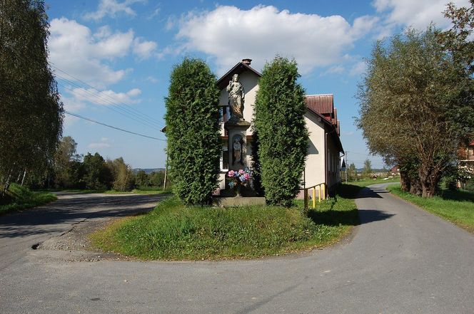 To jedna z najpiękniejszych wsi w Małopolsce. Założono w niej zbór braci polskich