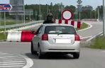 „Wziął na maskę” motocyklistę, który chciał go zatrzymać, gdy jechał wężykiem