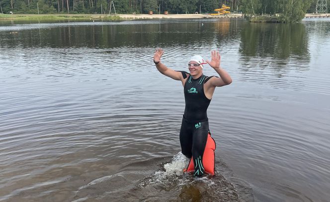 Damian płynie 100 km bez przerwy, aby pomóc Adasiowi!