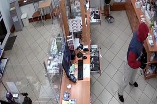 Zamaskowany bandyta napada na apteki. W ręku ma skalpel