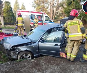 Tragedia w Tomicach. Jechali bez pasów, betonowy słup pękł jak zapałka. Są zarzuty dla młodego kierowcy